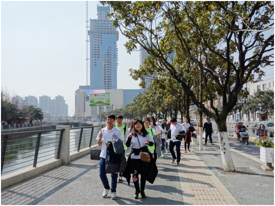 一路上，志愿者把“学雷锋践行动 树新风做好事 做志愿者”的精神传扬到大街小巷，把雷锋为人民服务的志愿精神带到城市的每个角落。