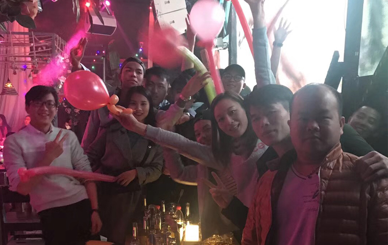 也有小伙伴三五成群、嗨向艳遇之都的快乐之源！